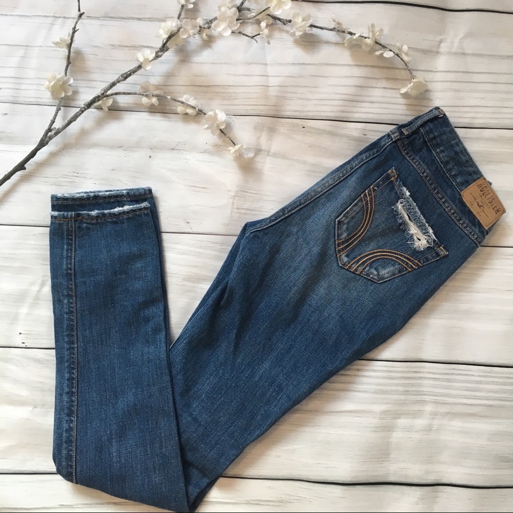 🛍 Hollister Ripped Jeans